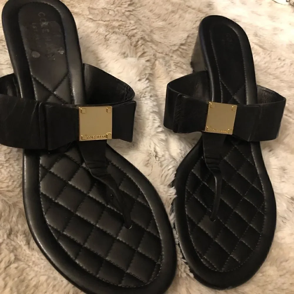 : : COLE HAAN OS GRAND Thong Sandals with Gold Tone Block Square Logo Detail : :